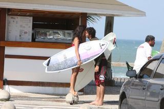 Daniele Suzuki: praia com o namorado
