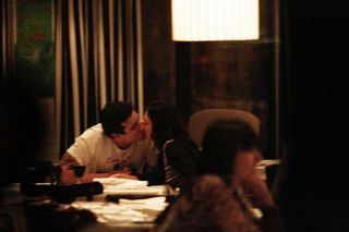 Ísis Valverde: romance em restaurante