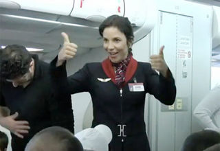 Ivete Sangalo se veste de aeromoça