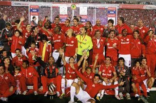 Inter brilha em campo e é bicampeão da Libertadores