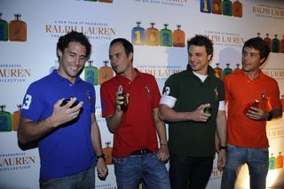 Time de bonitões lança perfume