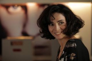 Claudia Ohana radicaliza no novo visual