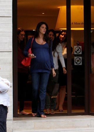 Dani Sarahyba exibe barrigão em almoço