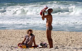 Nalbert leva a família à praia no Rio