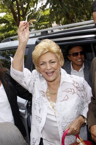 Hebe distribui beijos e sorrisos no RJ
