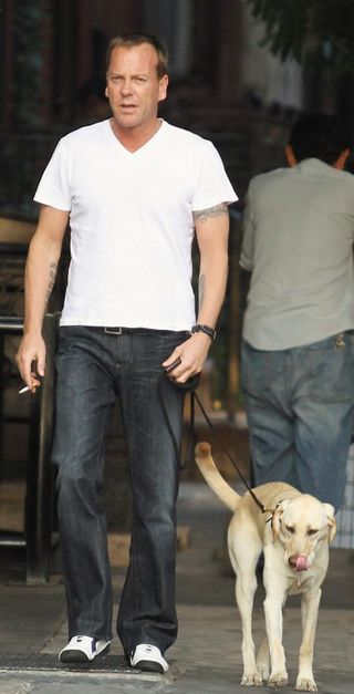 Kiefer relaxa com seu cão