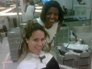 Fernanda Pontes corta e clareia os fios