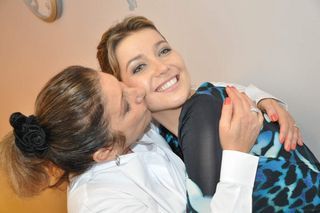 Luiza Possi ganha beijinho e abraço de Zizi