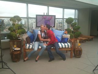 Hickmann ganha beijo do ex-RBD Christian