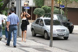 Camila Pitanga surge com novo visual