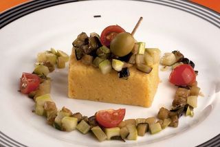Receita rápida: polenta com legumes refogados