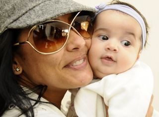 Scheila Carvalho e as gracinhas da 1ª filha