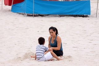 Glória Pires curte praia com seu pequeno