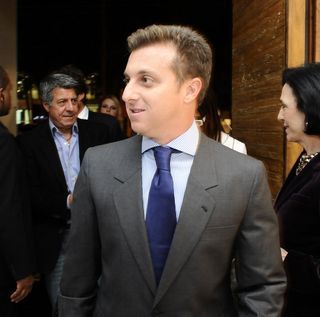 Luciano Huck elegante em evento