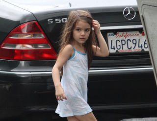 Suri visita Katie Holmes em set de filmagem