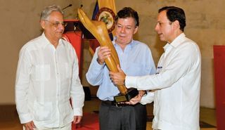 Tributos a Santos e FHC