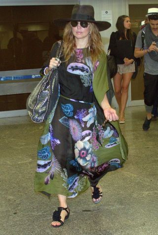 Fergie chega ao RJ com visual colorido