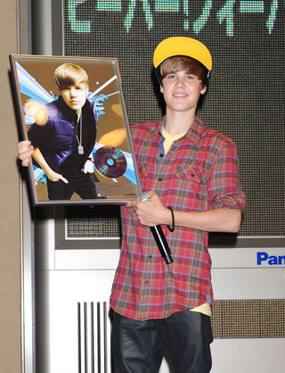 Bieber comemora 1 ano de sucesso