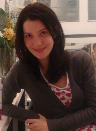 Nathalia Dill escurece os fios para longa