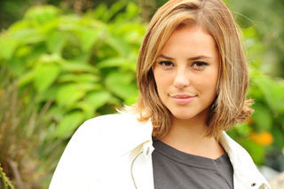 Paola Oliveira está com novo visual!