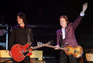 Paul McCartney emociona em estreia de tour no país