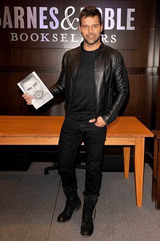Ricky Martin aparece com estilo ‘bad boy’