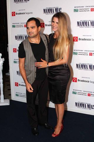 Luciano e amada assistem à ‘Mamma Mia!’