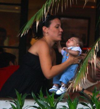 Juliana Knust passeia com o filho
