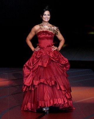 Luiza Brunet, a dama de vermelho