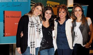 Iris Abravanel lança livro com o clã