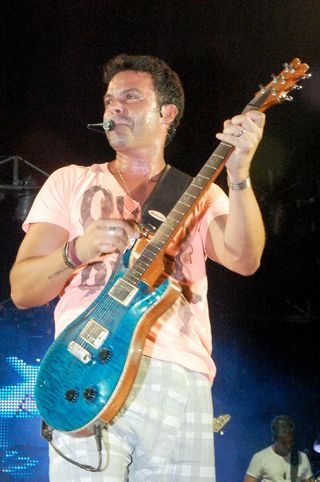 Alexandre Peixe ferve em ensaio de verão