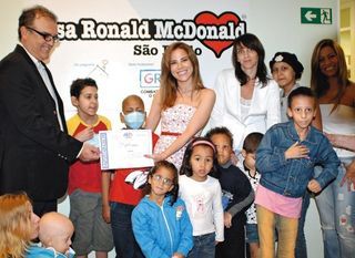 Wanessa leva alegria a crianças de entidade