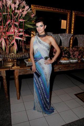 Mayana Neiva arrasa em longo azul