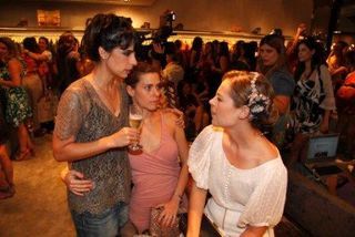 Estrelas da TV em inauguração badalada