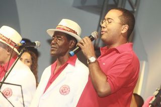 Dudu Nobre cai no samba no Rio