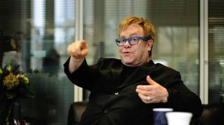 Elton John: hospitalizado com problemas respiratórios