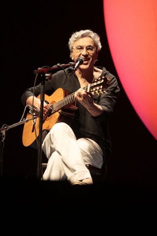 Caetano se apresenta no Alemão