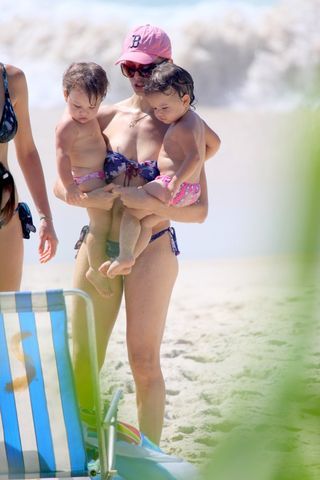 Bianca Rinaldi: dia de praia com as gêmeas