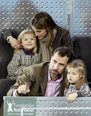 Família Real assiste à partida de tênis