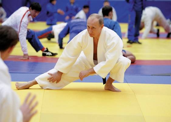 Vladimir Putin demonstra suas habilidades no judô