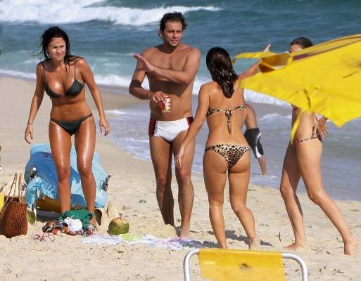 Fernanda Vasconcellos e Henri Castelli curtem praia