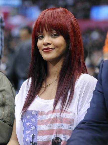 Rihanna corta o cabelo com franjinha