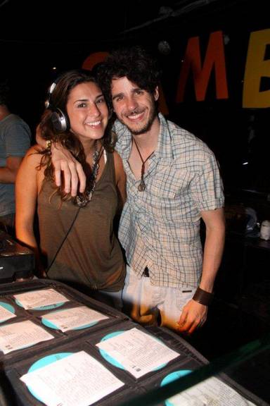Fernanda Paes Leme ataca de DJ em festa