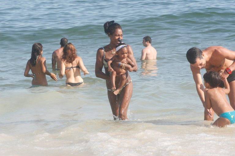 Glória Maria curte praia com as filhas