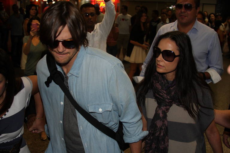 Ashton e Demi Moore chegam ao Brasil