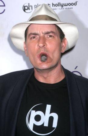 Charlie Sheen sofre de hérnia