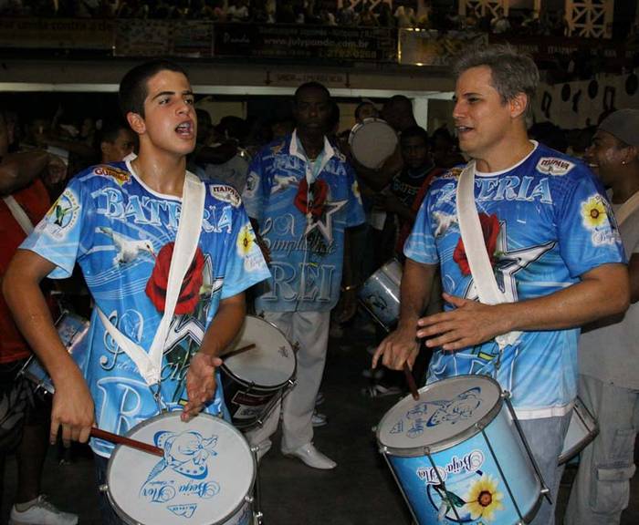 Celulari leva os filhos para o samba