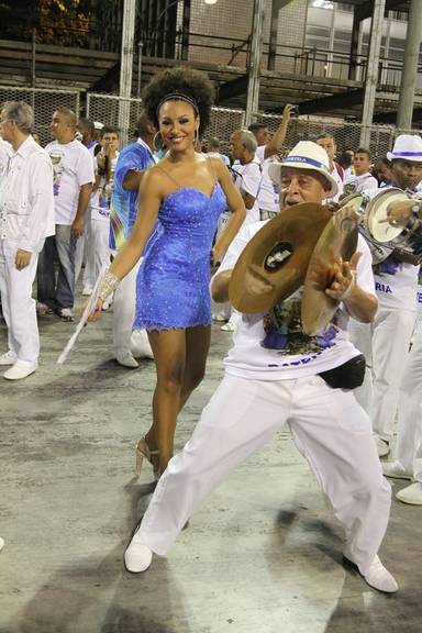 Famosas caem no samba em ensaios