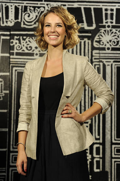 O visual romântico de Paola Oliveira