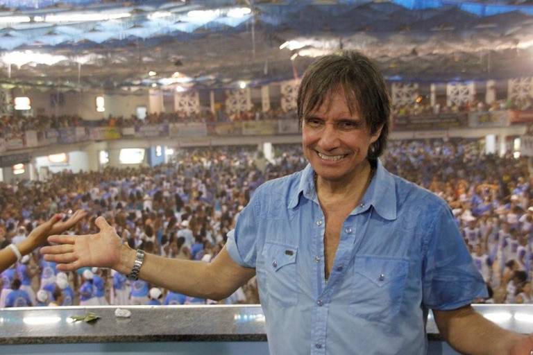 Roberto Carlos cai no samba em ensaio